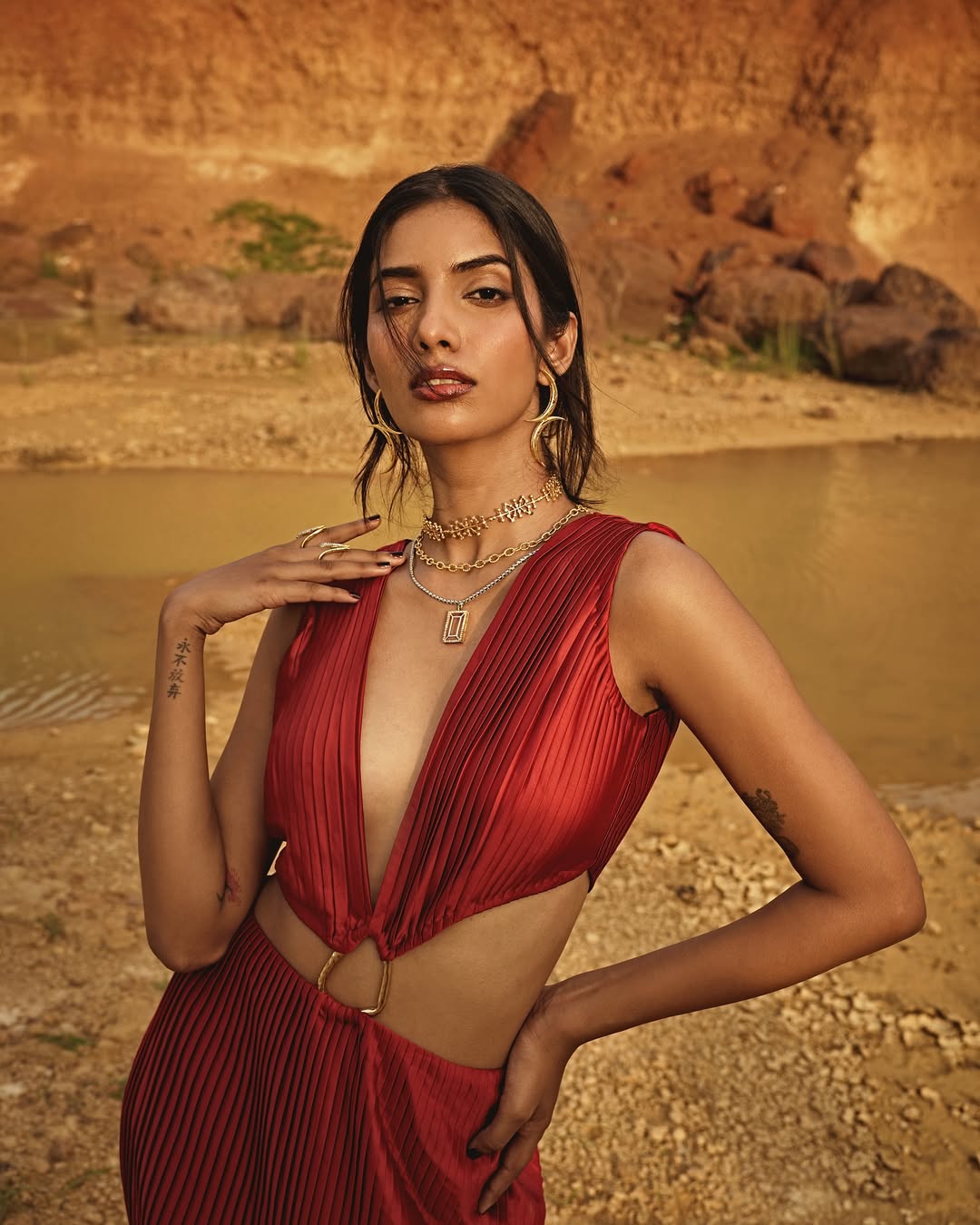 10E70DG_10N10DG_10N40DG_10R30DG_whitespace_earrings_drop_0_necklace_choker_gemma_layered_Model_Multi_Indian_Alois_Image_2.jpg
